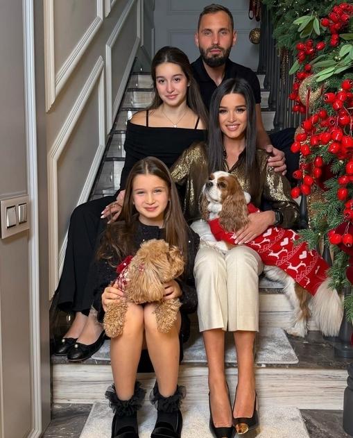 «Будьте добрее!»: Ксения Бородина вывезла мужа и детей в Таиланд отмечать Новый год.