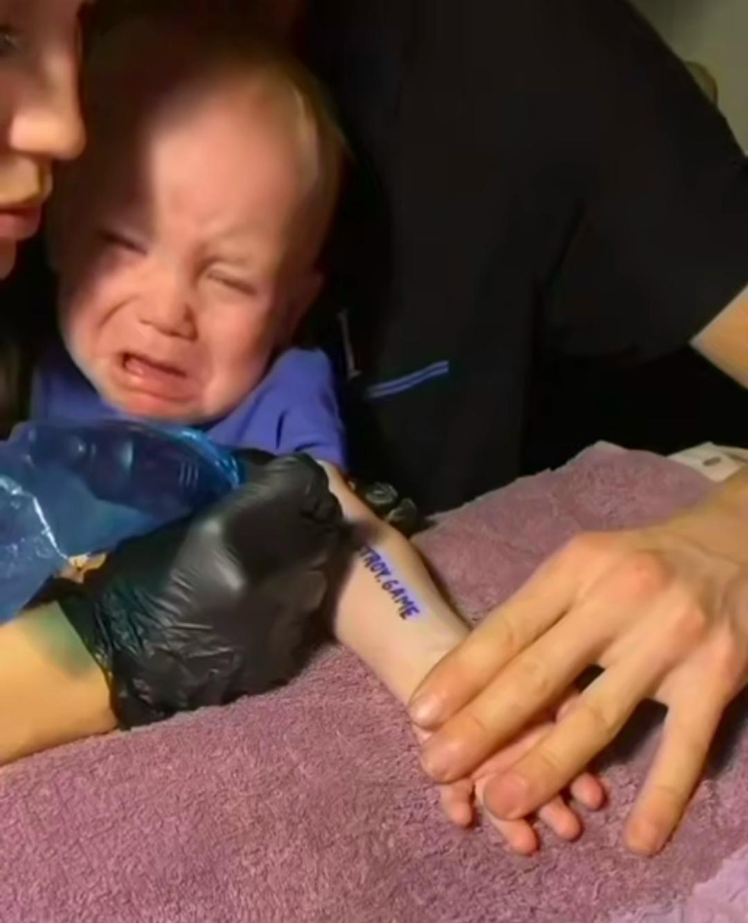 В сети вирусится ролик, в котором неадекватные родители набили татуировку с Меллстроем своему годовалому малышу, чтобы получить призрачный шанс выиграть от него квартиру…