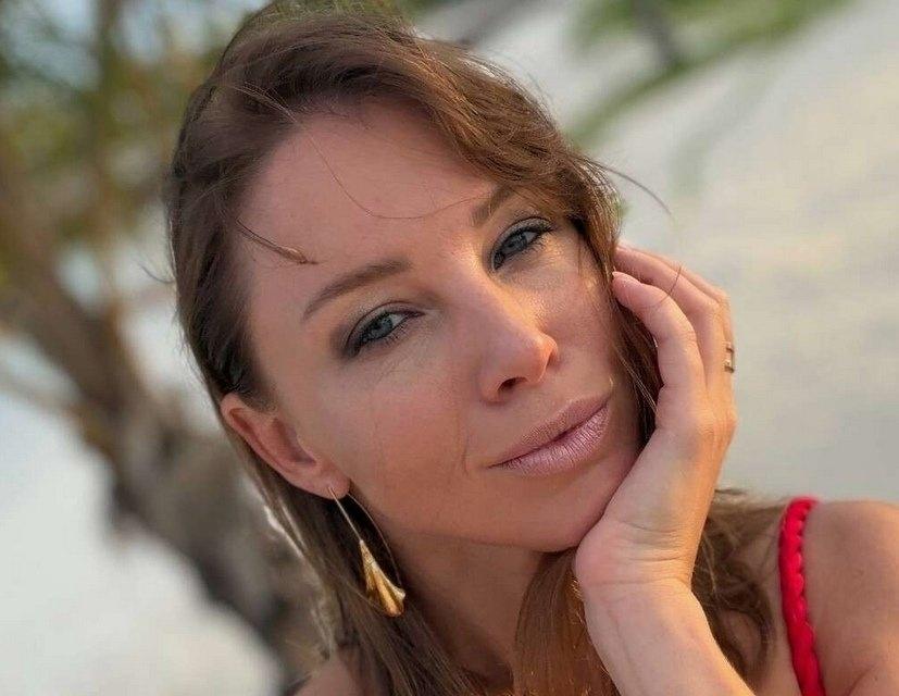 «Я прилетела на Мальдивы!»: Полина Диброва показала грудь после пластической операции в красном купальнике на пляже😅