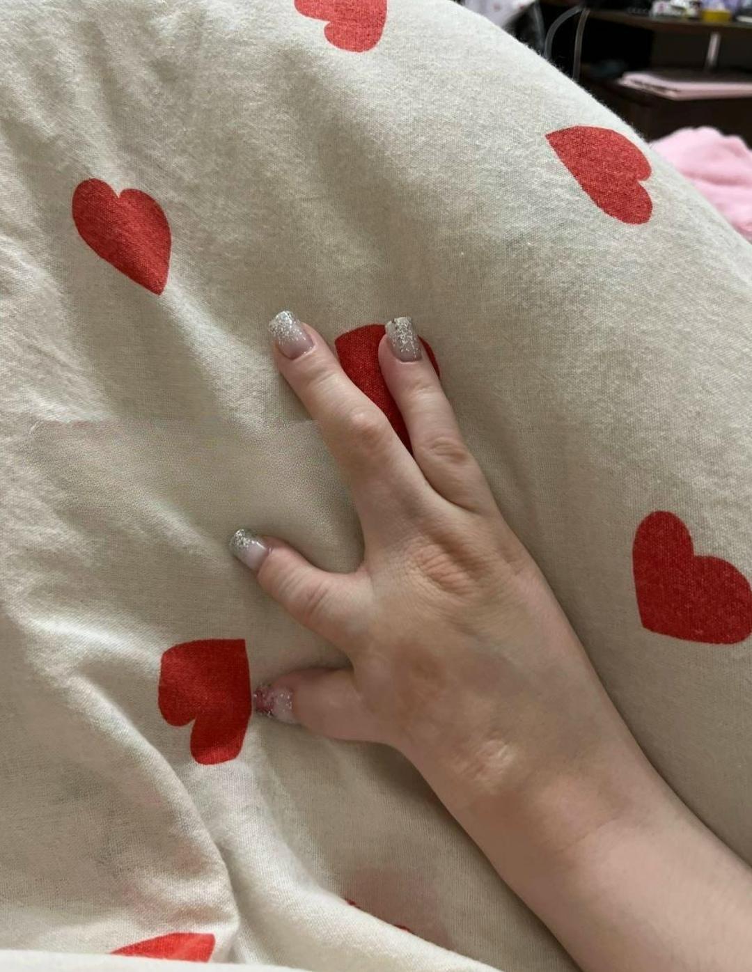 В Мурманске четырёхпалую девушку уволили из ювелирного магазина за непрезентабельный вид.