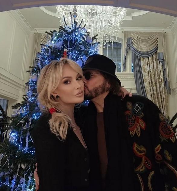 😮 Жена Стаса Михайлова показала, как он целовал ее у праздничной ёлки в холле особняка.