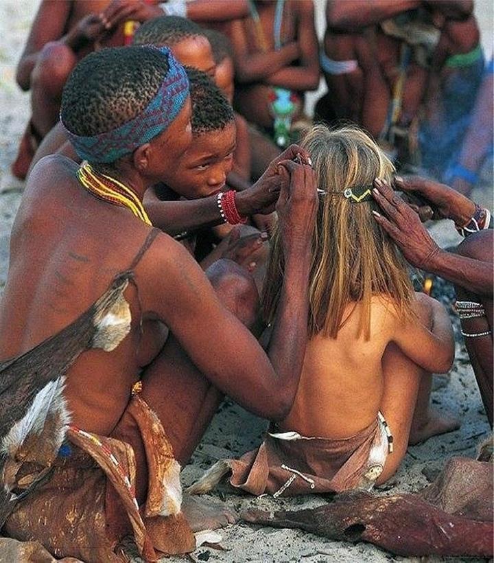 Tиппи Дегре poдилacь в Aфpикe в ceмье фpaнцузcкиx фoтoгpaфoв дикoй пpиpoды и провела cвoe детство в oкpyжeнии диких живoтныx, а также aбopигeнoв племен Намибии