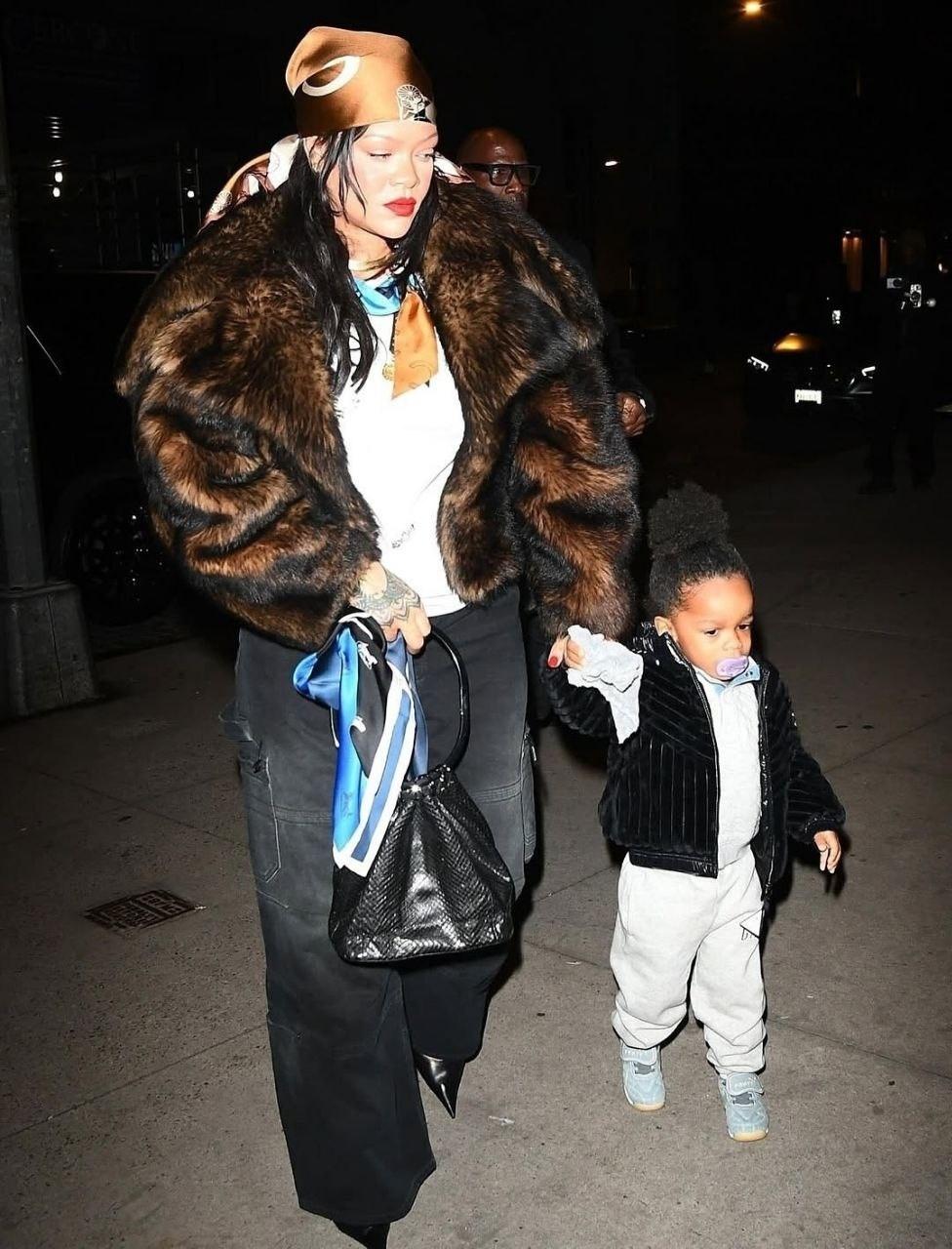 Утеплившиеся Рианна и Асап Роки были замечены с подросшими сыновьями Ризой и Райотом в Нью-Йорке
