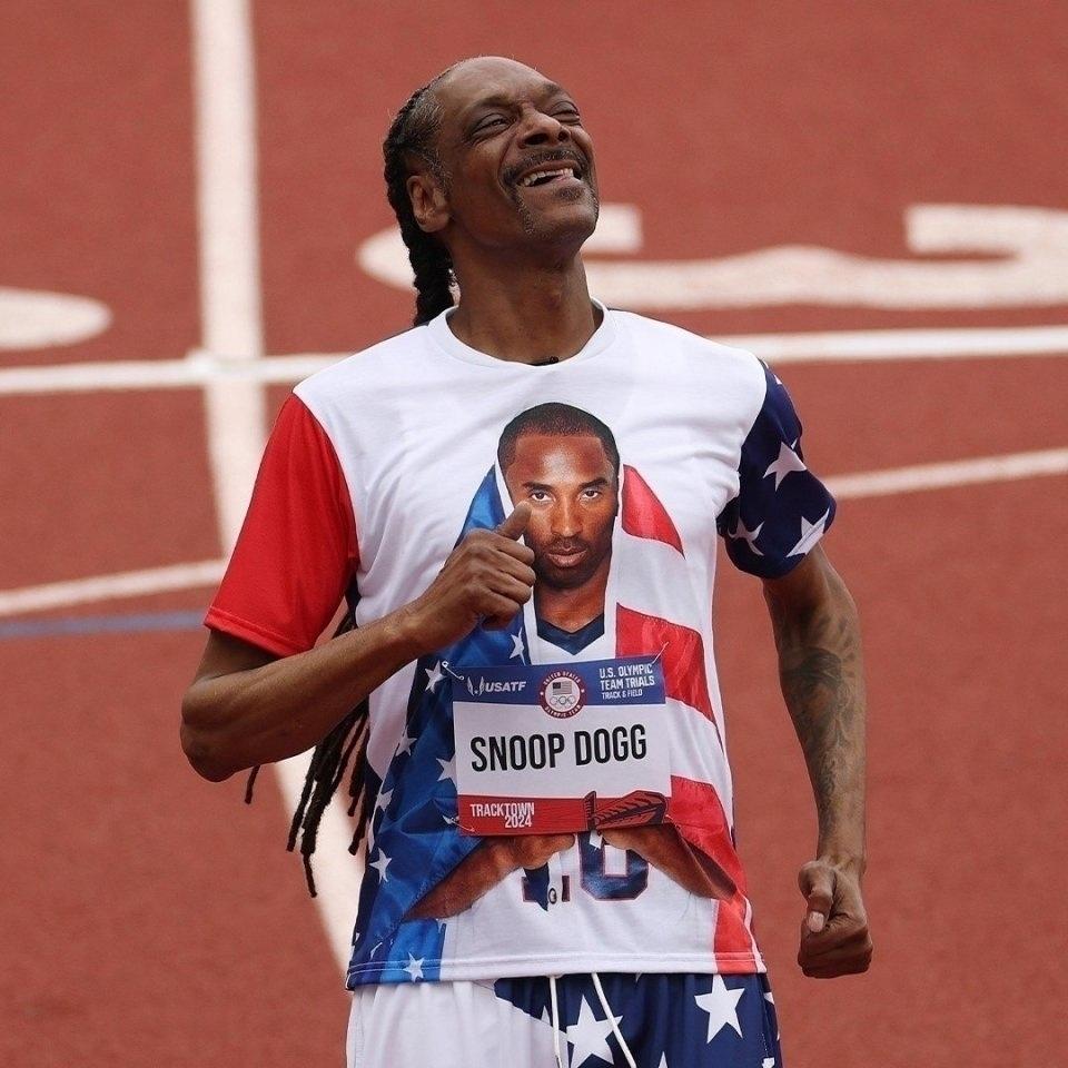 Рэпер Snoop Dogg вышел на беговую дорожку, чтобы проверить свою форму. Он принял участие в соревнованиях в США, где пробежал олимпийскую дистанцию 200 метров за 34,4 секунды.